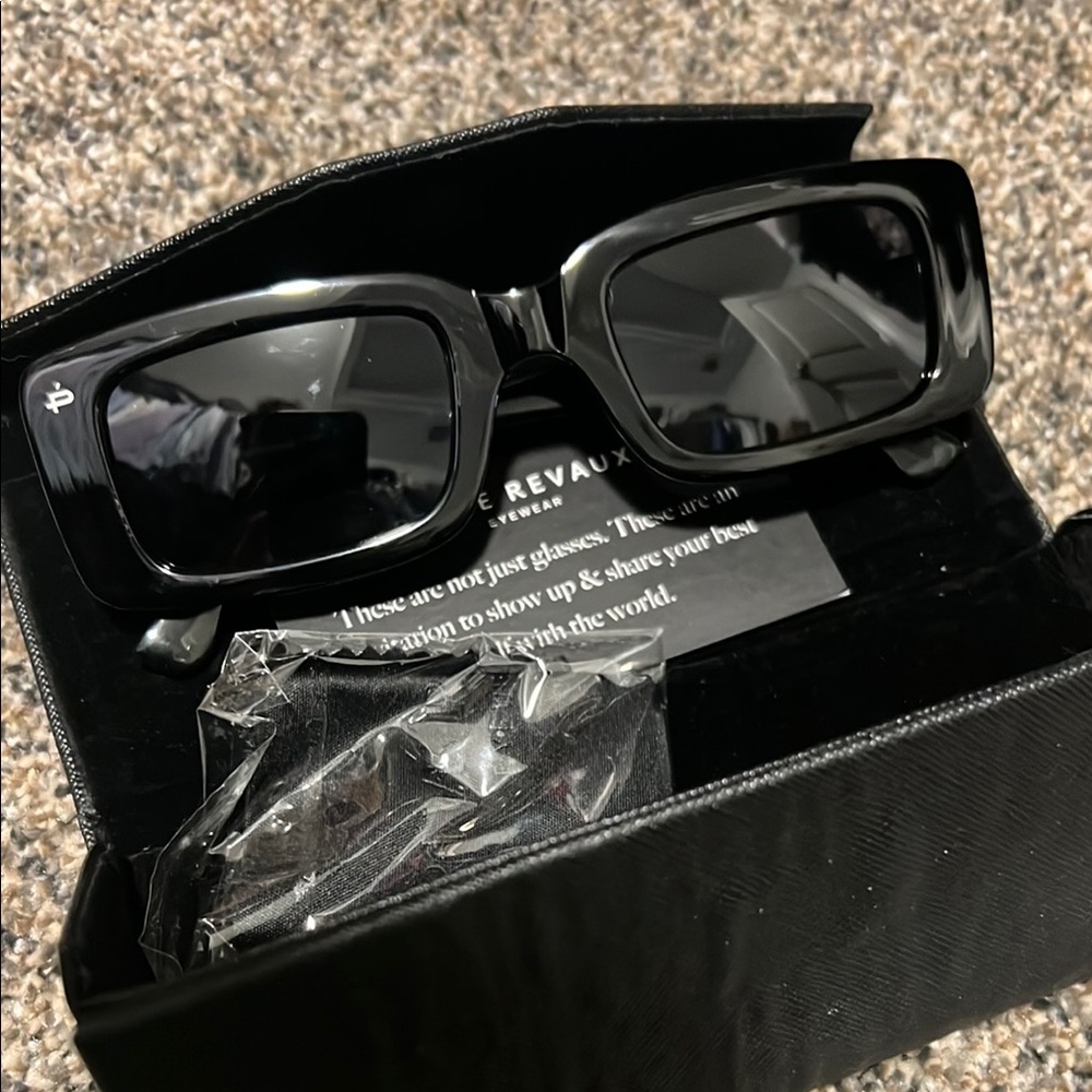 Bold Black Rectangular Sunglasses with Oversized Style - Picture 7 of 9